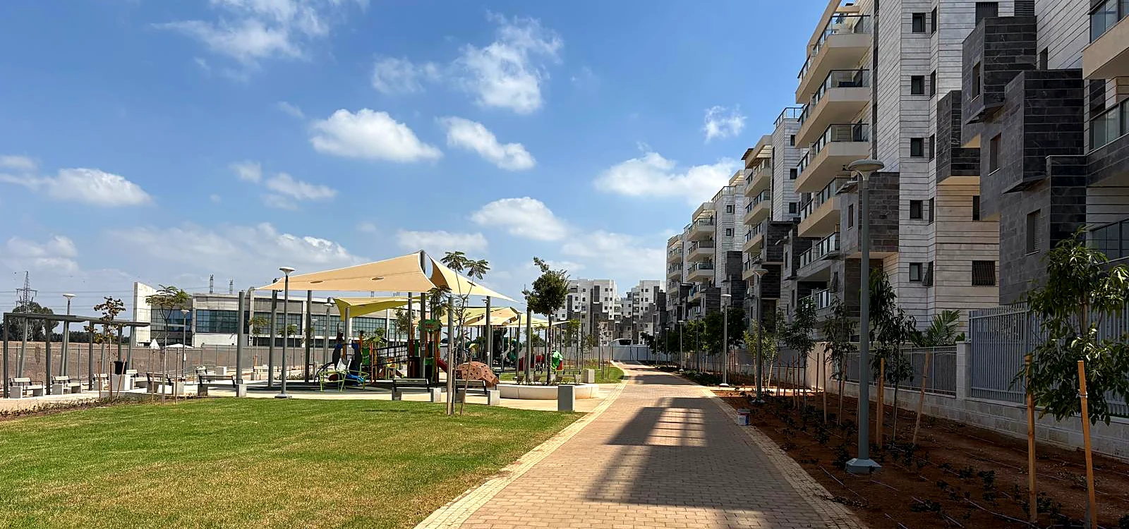 פארק ומתקני משחקים במתחם הסופרים