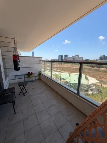 דירה 5 חדרים, 135 מ"ר, קומה 4 — מתחם הסופרים